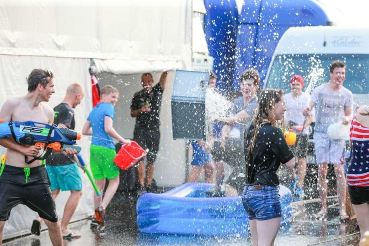 Wasserschlacht der Formel-4-Kids