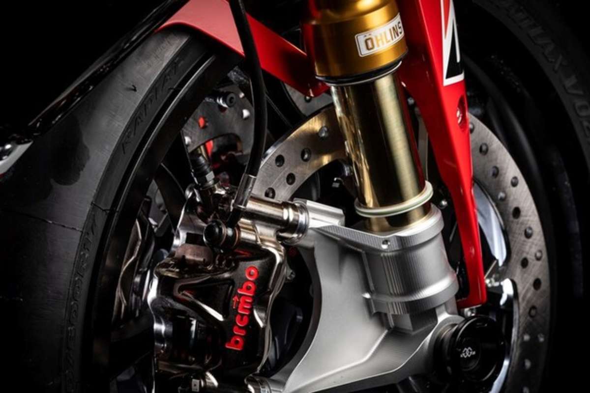 Der Racing-Kabelbaum beinhaltet auch angepasste Lenkerarmaturen für den Einsatz auf der Rennstrecke