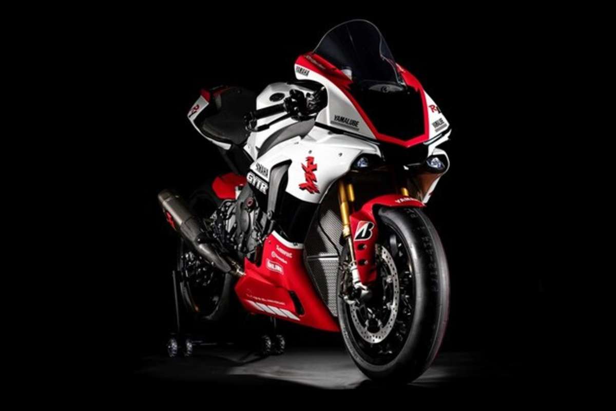 Geänderte Ansaugtrichter passen zusammen mit einem programmierbaren Racing-Steuergerät und einem Akrapovic-Auspuff die Motorcharakteristik auf die Rennstrecke an  