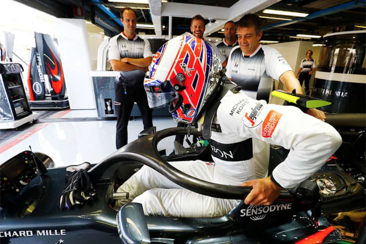 Button schält sich nach seinem Einsatz aus dem Wagen