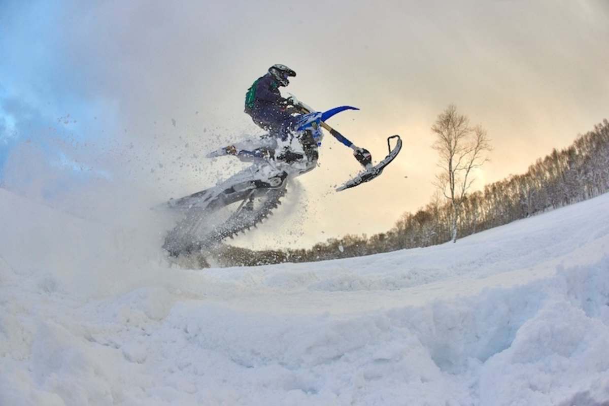 ...und schwang sich auch auf ein Snowbike