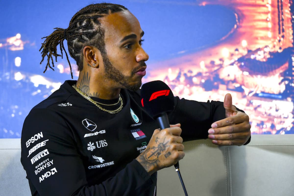 Lewis Hamilton hält stolz den Union Jack