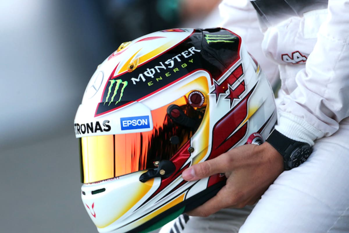 Weltraum-Look bei Lewis Hamilton