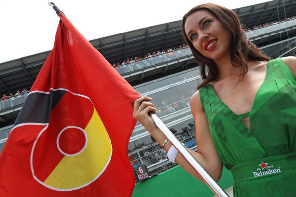 Ein Grid-Girl im Grün von Heineken in Monza