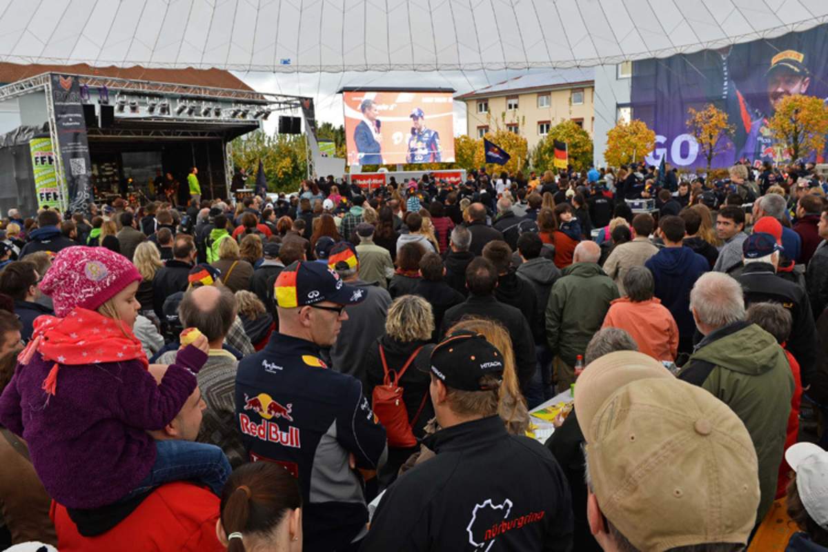 Die Fans hören zu, wie Vettel von David Coulthard interviewt wird