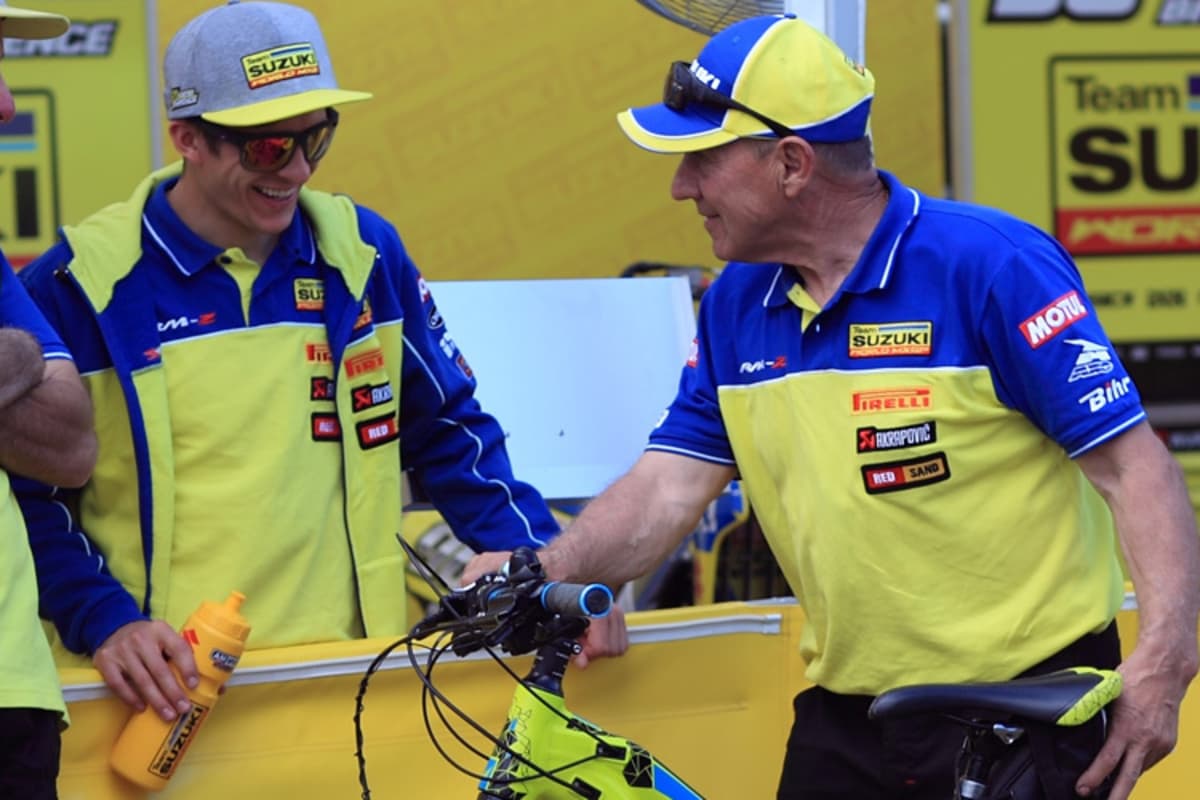 Exweltmeister Harry Everts zeigt Jeremy Seewer sein neues Fahrrad