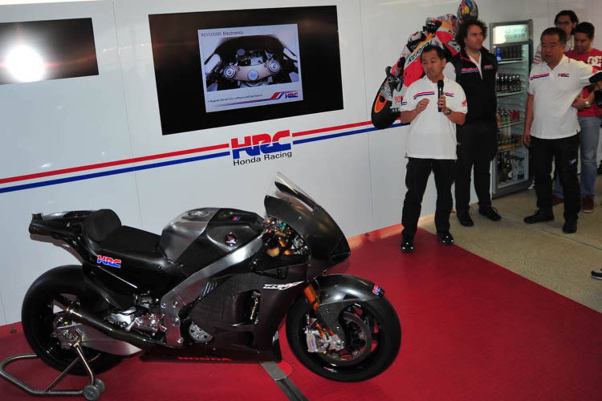 Honda RCV1000R, rechts hinten Sato (mit Mikrofon) und Nakamoto