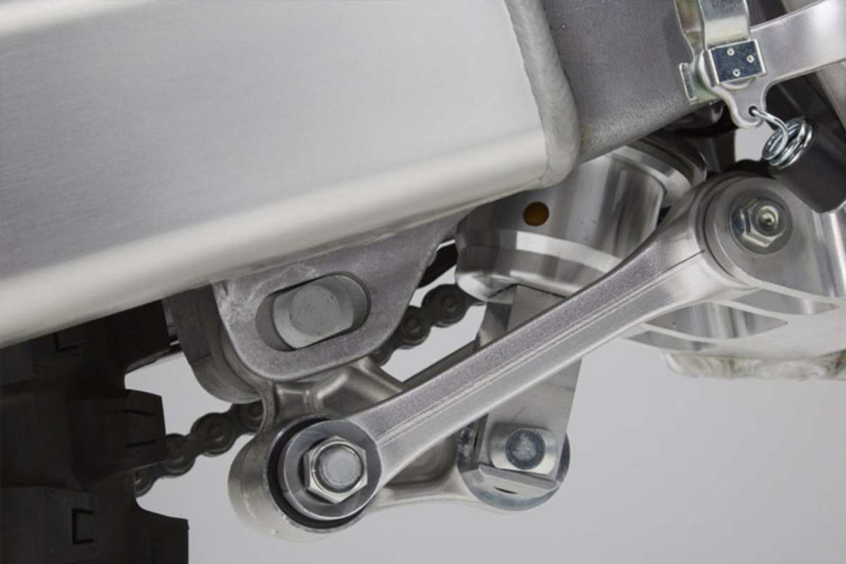 Die neuen Umlenkhebel unter der Schwinge