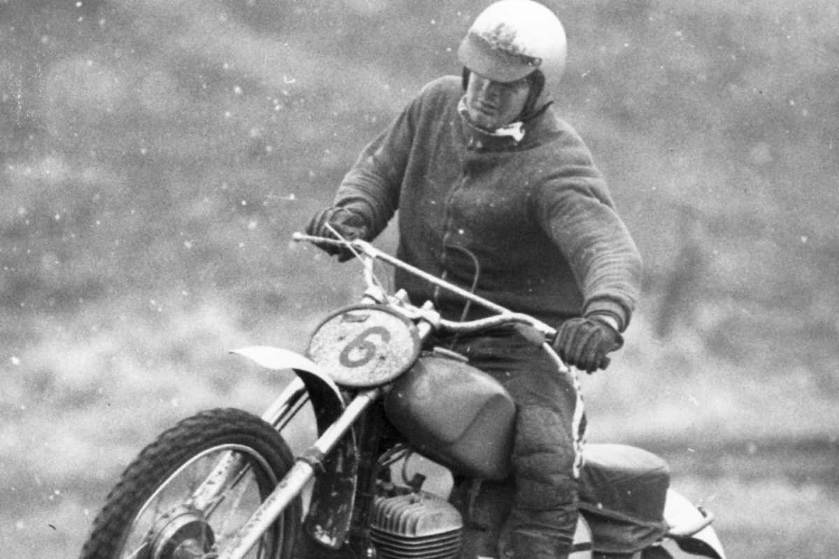 Heinz Hoppe mit der Trainingsmaschine von Paul Friedrichs