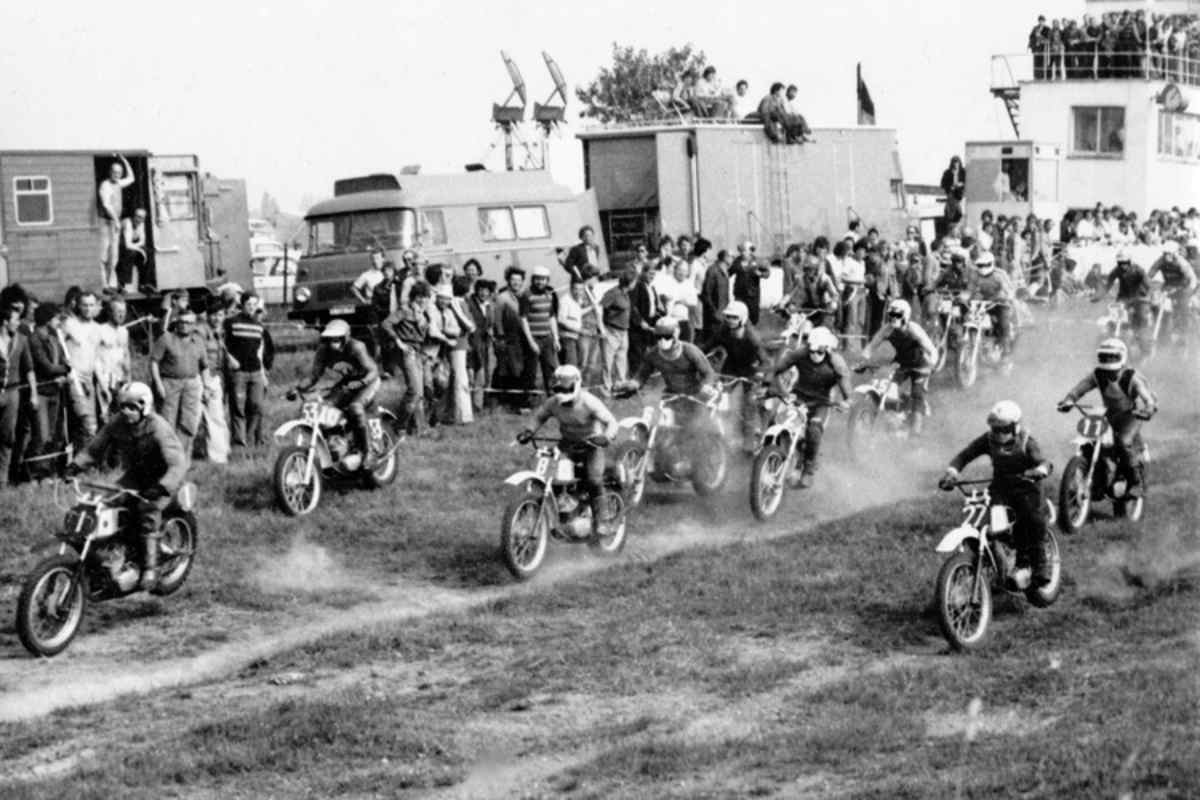 Start zum 'Pokal der Kalikumpel' 1979 in Teutschenthal. Helmut Schadenberg (#1), Heinz Hoppe #6 und Manfred Stein #2. Die 400m-Startgerade führte geradlinig auf den ersten Sprung zu. Die Strecke wurde nicht gegrubbert.