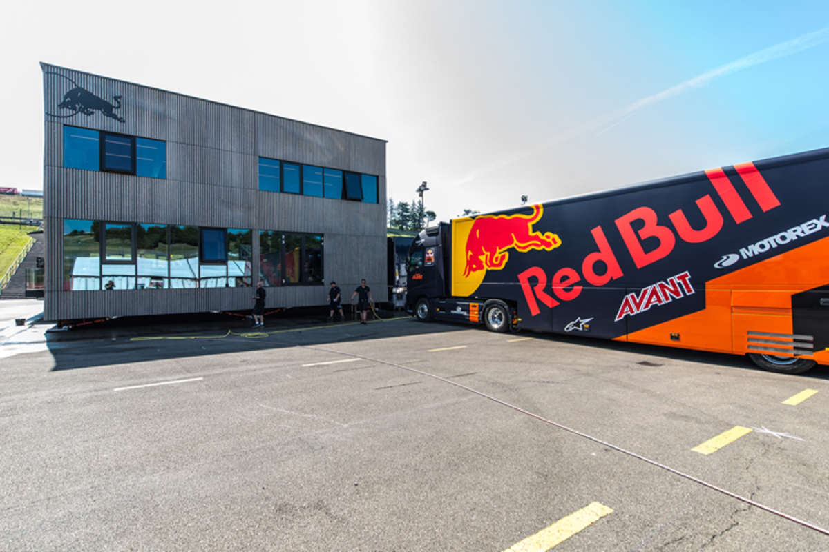 Der Aufbau des Holzhauses dauert 2 Tage