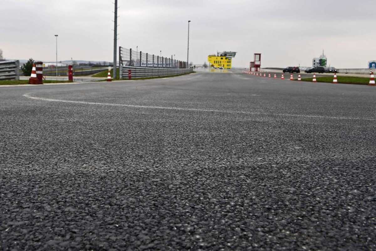 Hier wurde parallel zur Strecke schon ein Stück probeweise neu asphaltiert