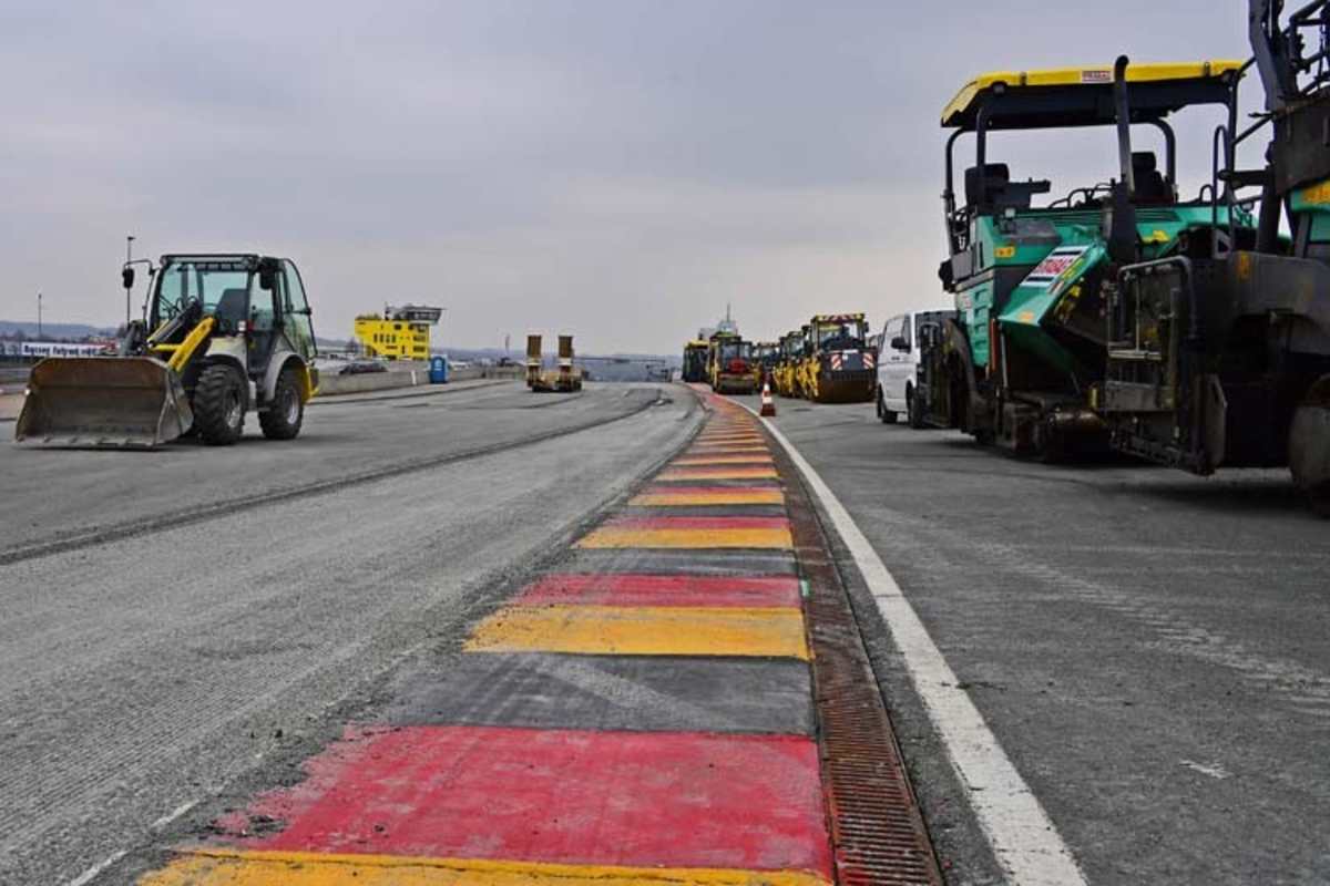 Nach dem Belags werden auch die Bordsteine erneuert