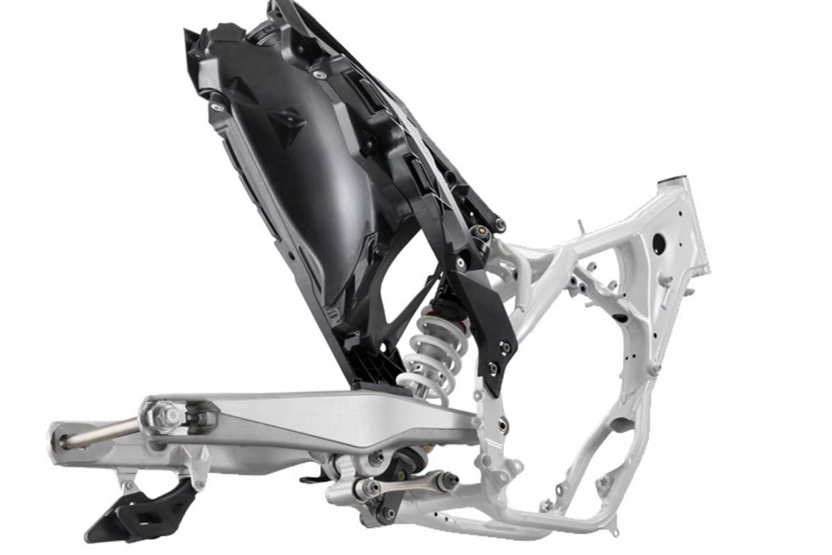 Auch beim Rahmen ist die Verwandtschaft zur KTM-Mutter unverkennbar: Am Heck sind jedoch Kunststoffteile verbaut
