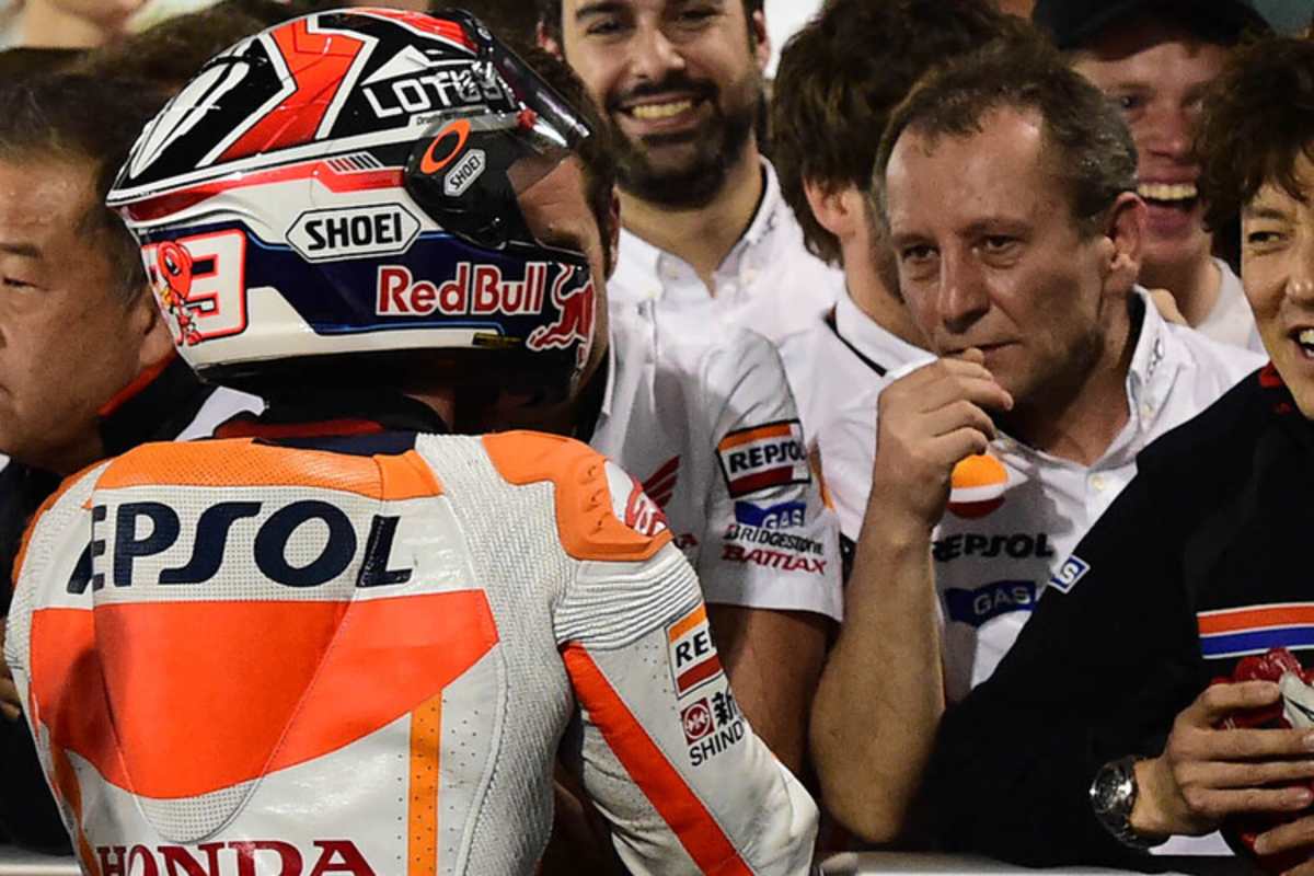 Katar-GP 2014: Gerold alias «Ignaz Hugo» Bucher rechts neben Sieger Marc Márquez