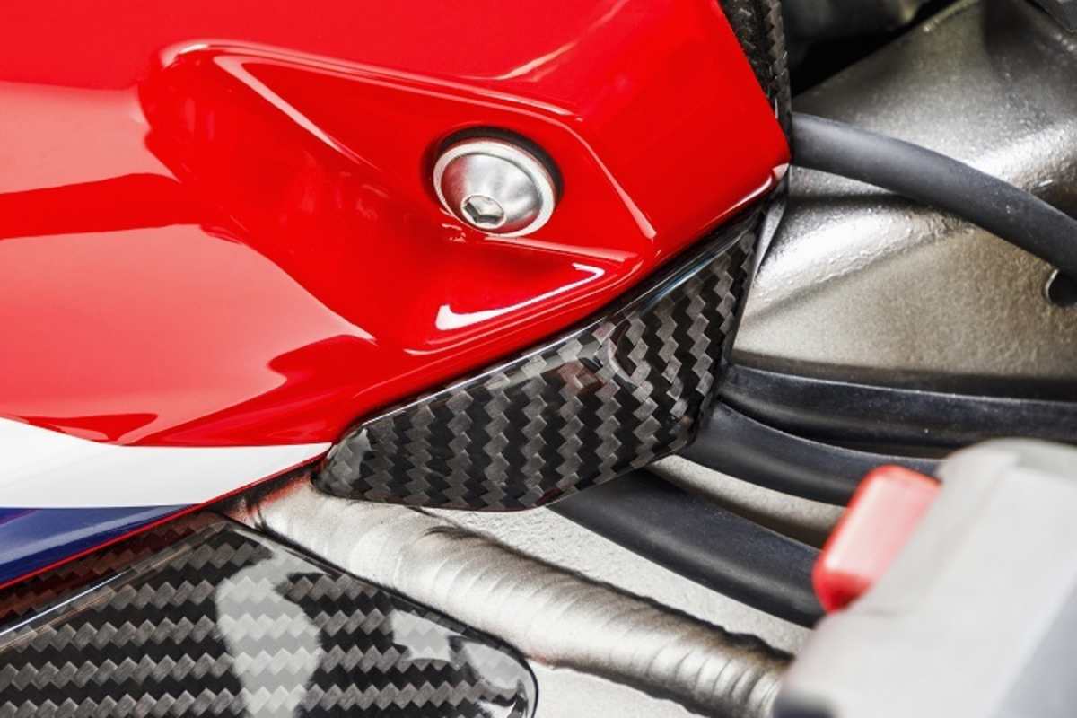 Viele kleine Plastikabdeckungen sind durch Carbonteile ersetzt