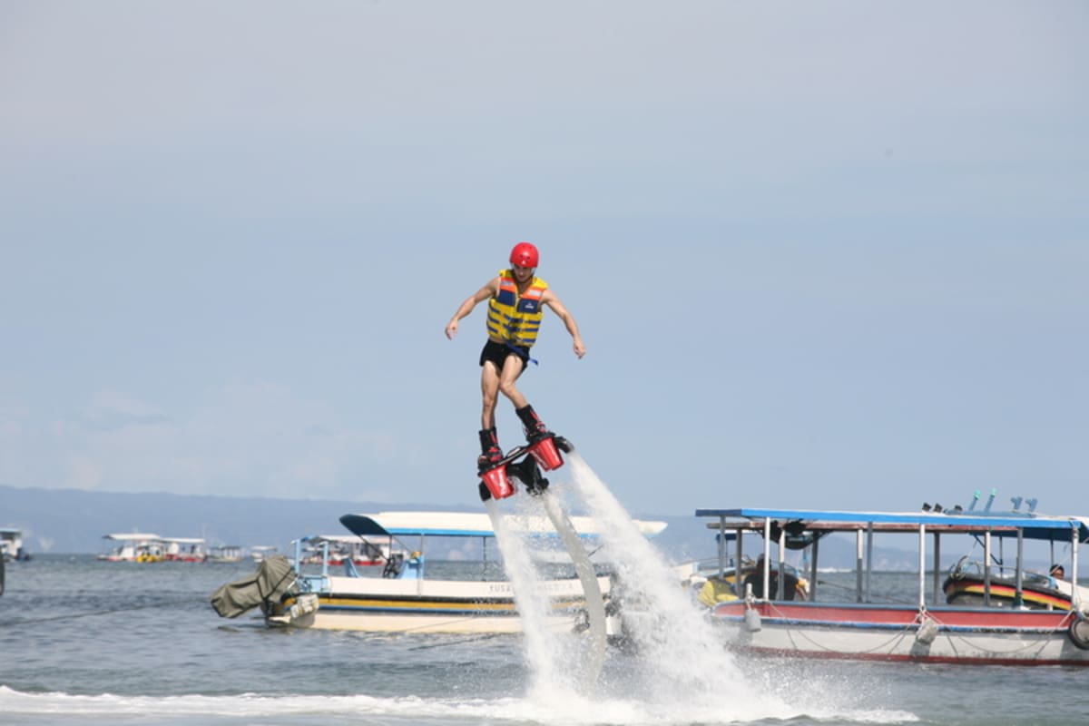 Auf Bali tobten sich Márquez und Pedrosa bei unterschiedlichen Wassersportarten aus