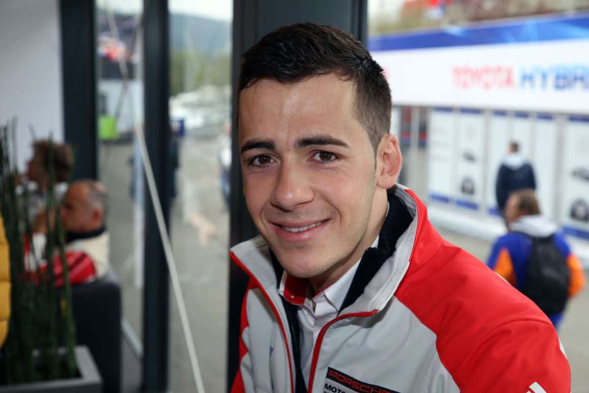 Sven Müller sitzt beim Le Mans-Testtag im Porsche RSR