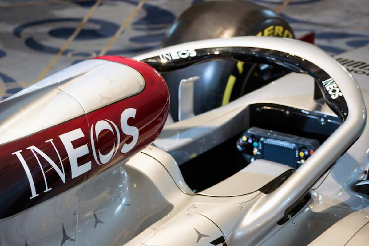 Auch die Airbox ziert das Ineos-Logo