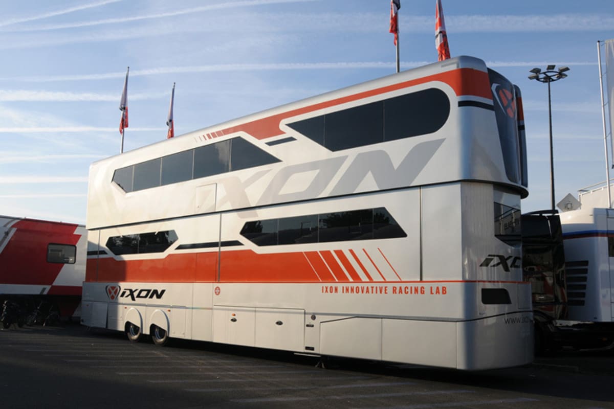 Das ist der Service-Truck von Ixon im GP-Paddock