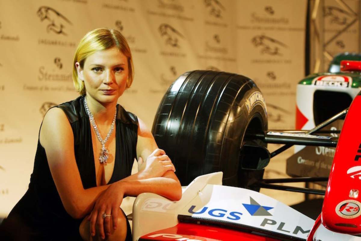 Model Bridgette Hall 2004 als Werbeträgerin für Steinmetz. Rechts unten der Diamant, der angeblich verlorenging