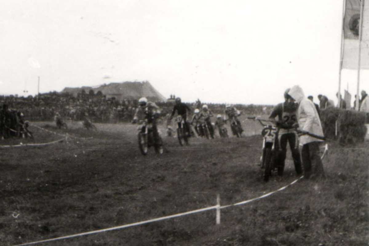 Der Junioren-Nationalfahrer und Lokalmatador Jens-Uwe Jahnke fällt bei seinem Heimrennen beim Pokal der Freundschaft im Talkessel in der ersten Runde nach einem Kolbenklemmer aus