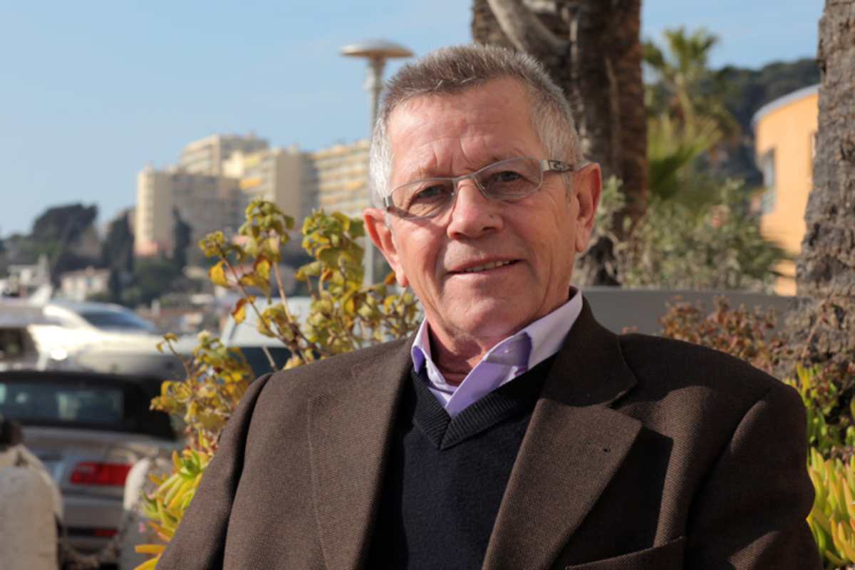 Joachim Jahnke, kurz nach der Unterzeichnung des Vorvertrages zum Motocross der Nationen in Monte-Carlo 2011 glücklich