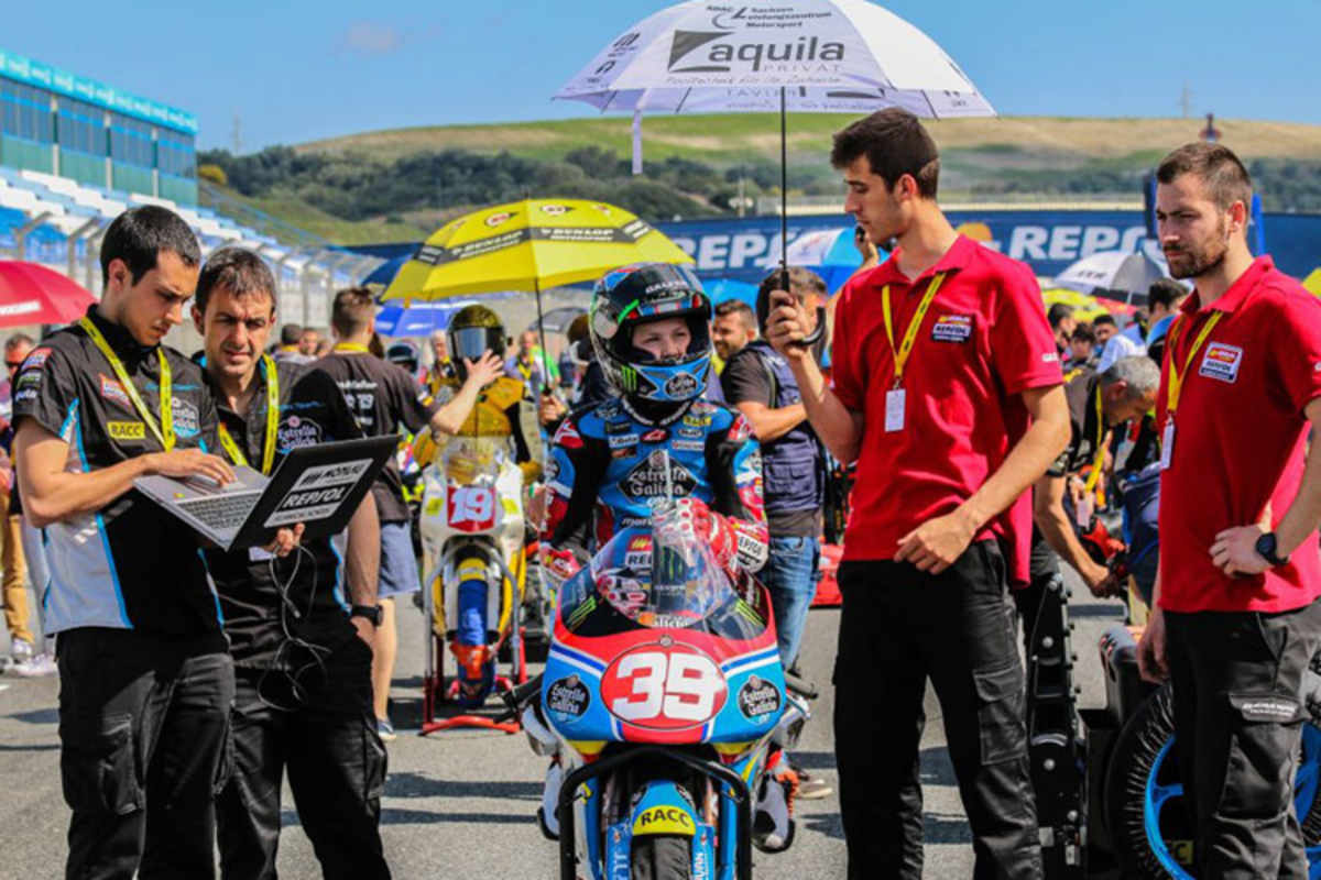 Joshua Bauer mit seinem Team in der Startaufstellung