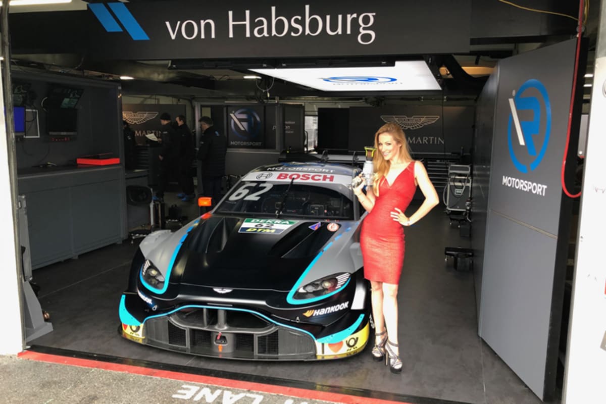 Die Sat.1-Moderatorin macht das Bond-Girl