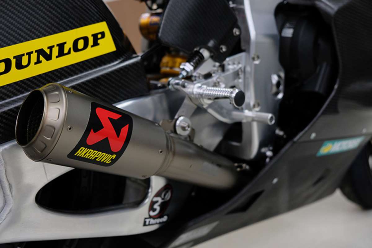 Die Akraprovic-Abgasanlage verläuft jetzt auf der rechten Seite