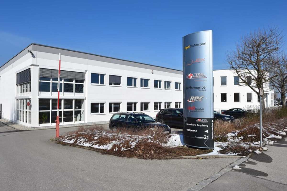 Kalex tritt als unscheinbarer Untermieter der Holzer Gruppe in Bobingen auf