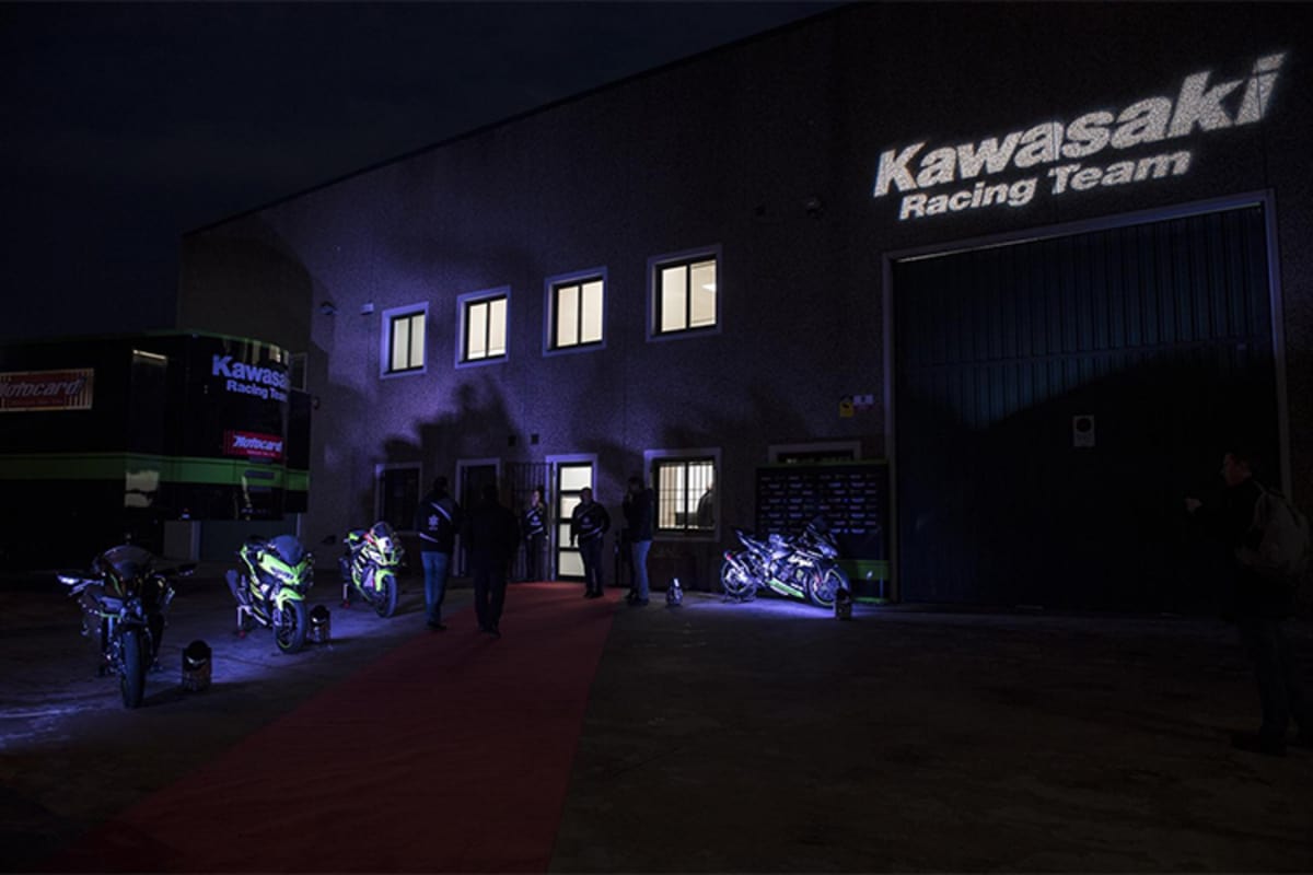 Das Kawasaki-Logo wurde nur zur Präsentation an die Wand projeziert