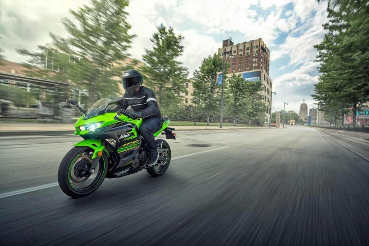 Die Kawasaki Ninja 400 soll den kommerziellen Erfolg in der Einsteigerklasse fortführen und in der Klasse Supersport 300 Siege erringen