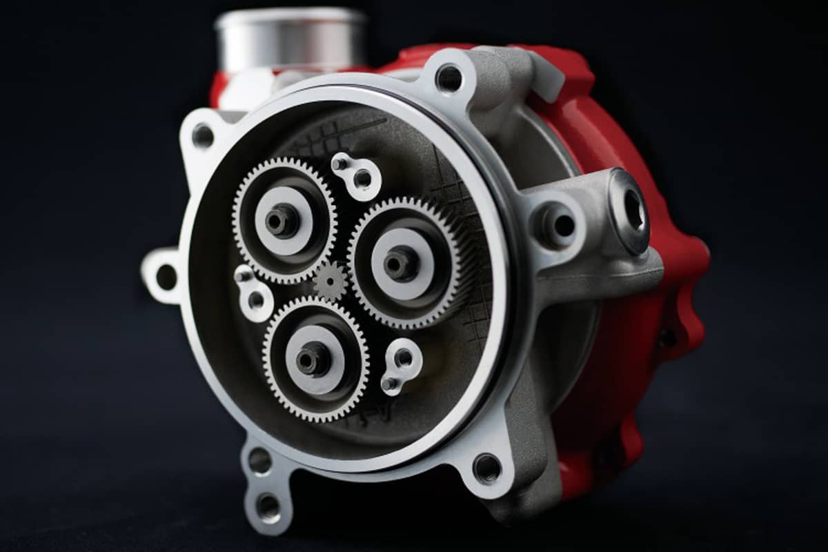 Das Planetengetriebe erhöht die Drehzahl des Verdichterrades auf 9,2-fache Motordrehzahl, ergo bis 130.000/min