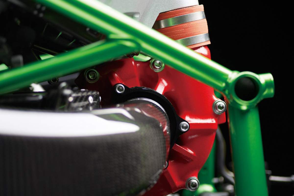 Ein riesiger Kanal aus Carbon führt dem Kompressor die Frischluft zu