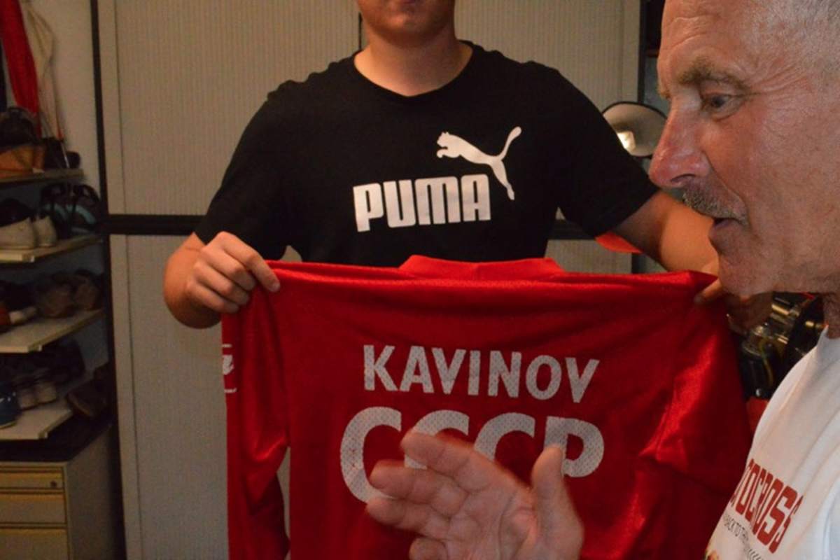 Das typische rote Trikot mit Aufschrift in kyrillischer Schrift, SSSR, Union der Sozialistischen Sowjetrepubliken