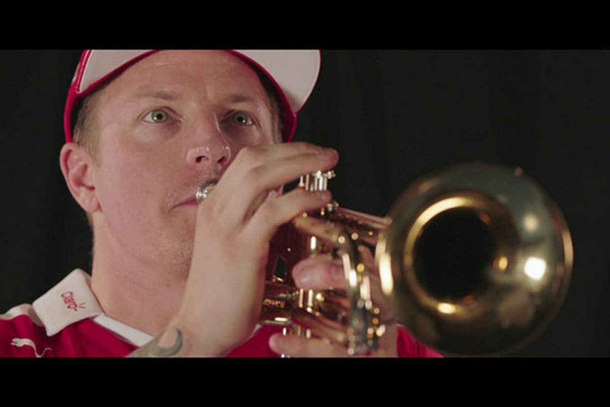 Kimi Räikkönen brauchte nicht lange, um einen Ton zu erzeuge