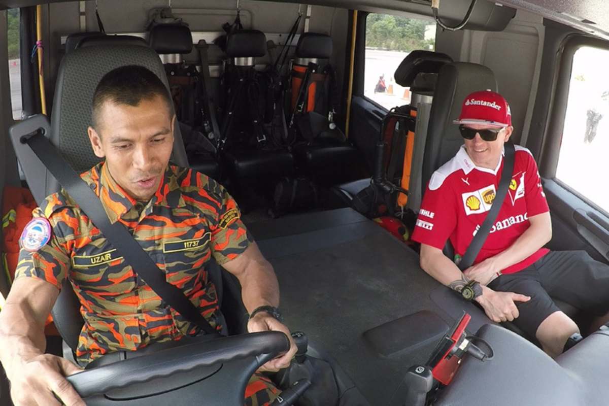 Der Feuerwehr-Profi zeigt Kimi, wie es geht