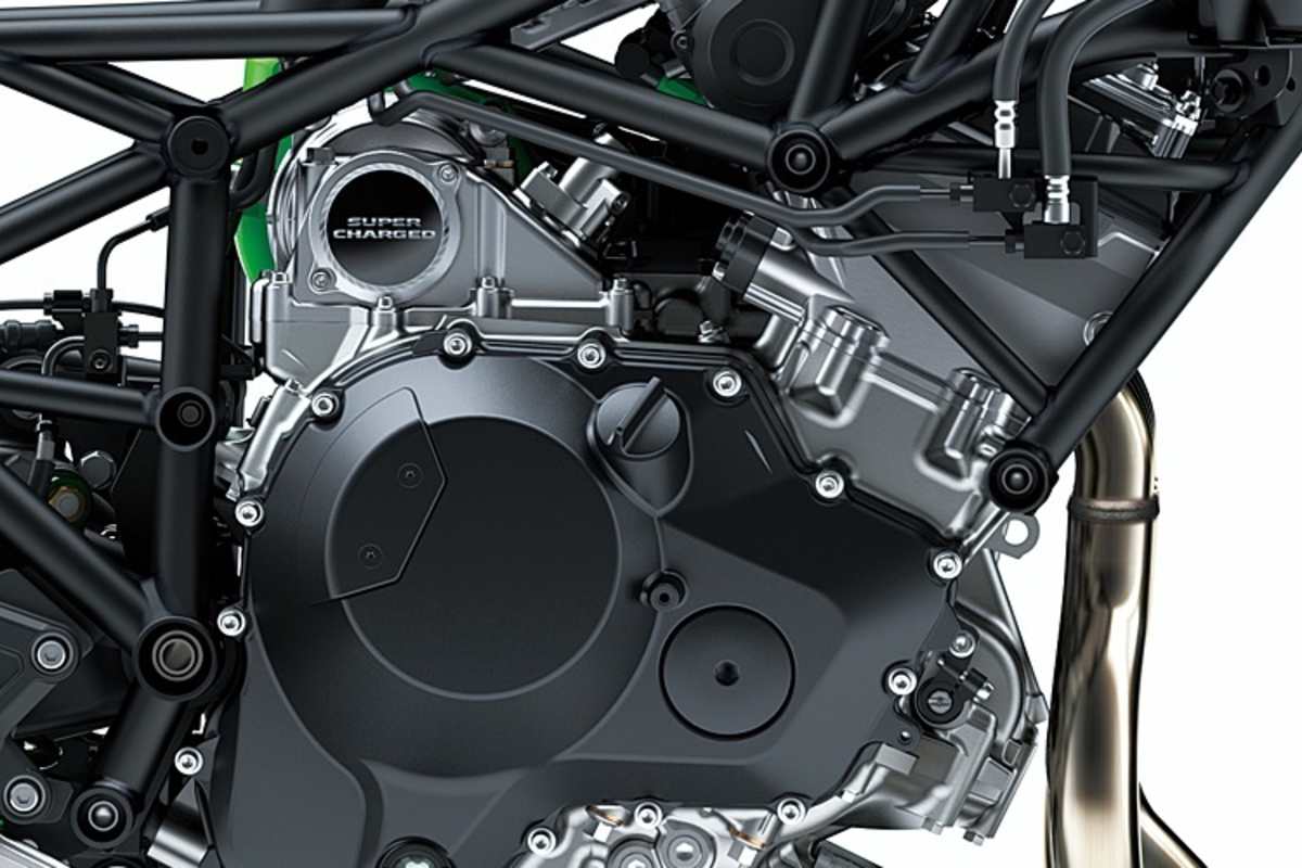 200 PS und das charakteristische Surren und Rasseln des mechanisch angetriebenen Kompressors als Zugabe