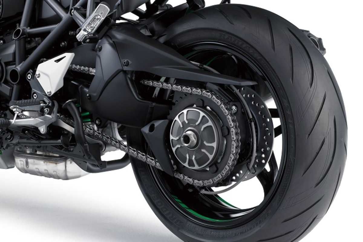 Unter den Gepäckkoffern kaum zu sehen: Schöne Einarmschwinge