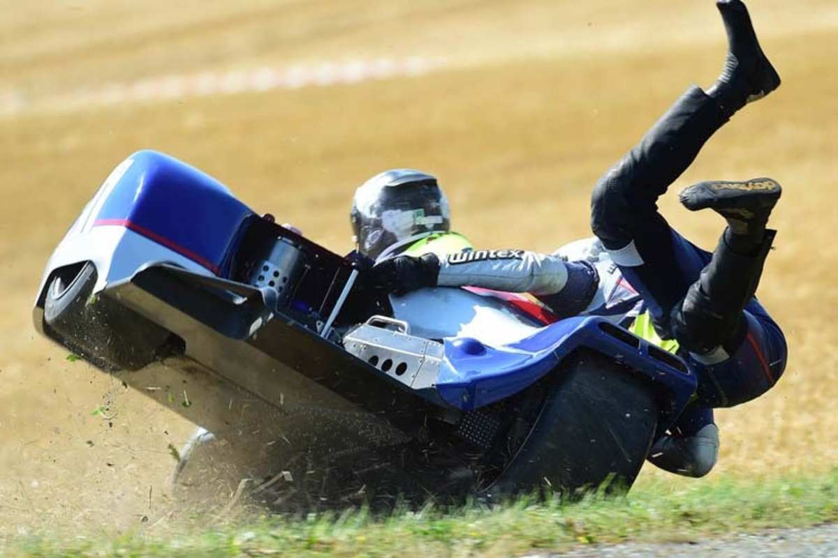 Mit Vollgas in die Wiese