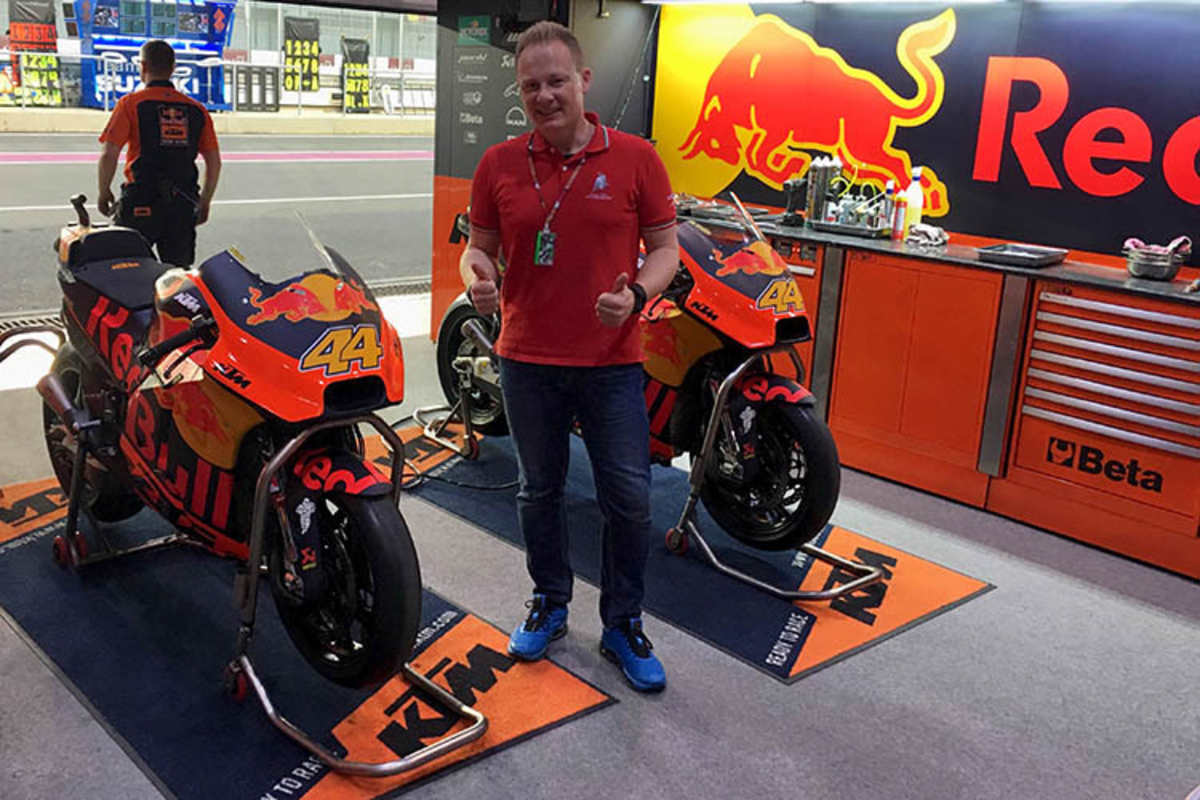 Lambo-Designer Mitja Borkert mit den Bikes von Pol Espargaró