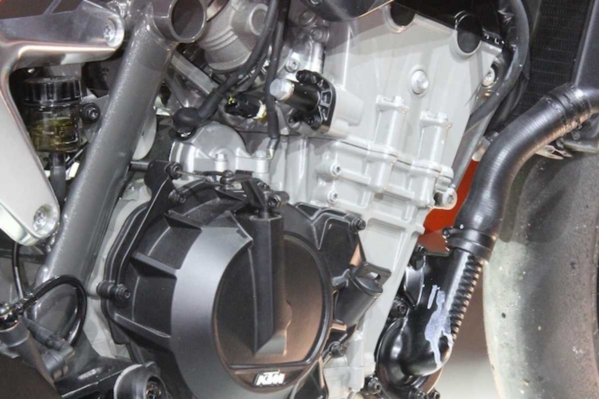 Leistungsfördernd steil stehende, gerade Ansaugstutzen am Zweizylinder