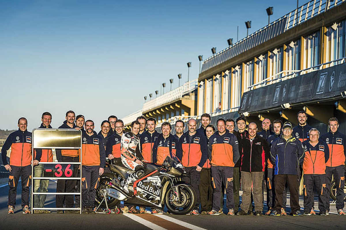 Das KTM MotoGP-Team mit Testfahrer Mika Kallio