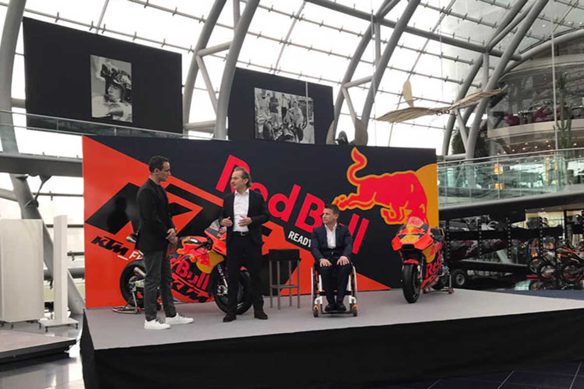 Alex Hofmann mit KTM-Vorstand Hubert Trunkenpolz und Motorsport-Direktor Pit Beirer