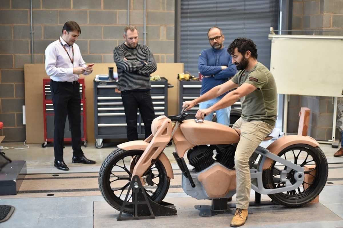 Designprozess: Auf dem Motorrad Enfield-CEO Siddhartha Lal, in der Mitte Mark Wells