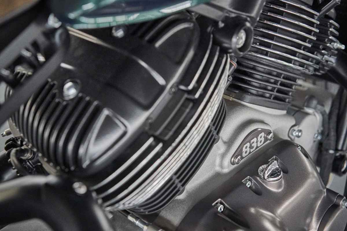 V2-Motor, in Anlehnung ans Baujahr des Vorbilds 838 genannt