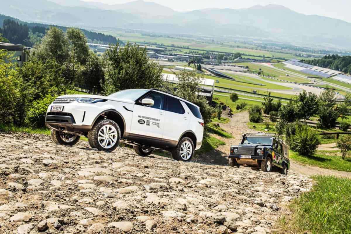 Wer gerne abseits der asphaltierten Piste Gas gibt, ist mit einem Land Rover gut bedient
