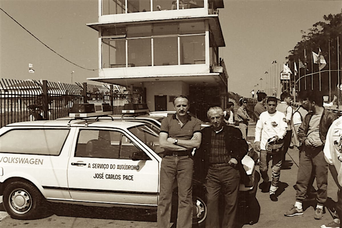 Landi (vorne, dunkles Sakko) Anfang der 70er Jahre in Interlagos