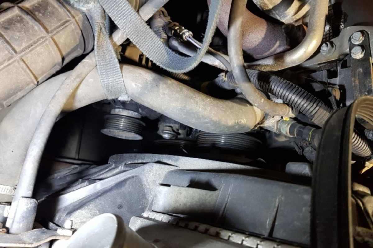 Verhehrender Blick in den Motorraum: Riemen gerissen, Spannrolle blockiert